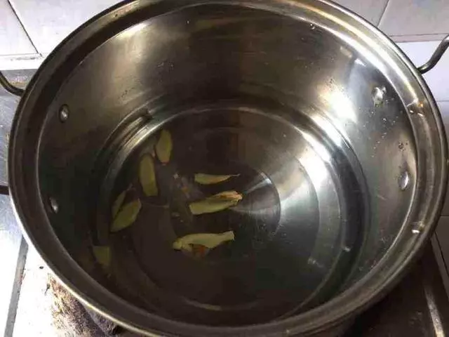 「水煮蝦」到底該用冷水還是熱水?「8成人都做錯」難怪蝦肉不Q彈!