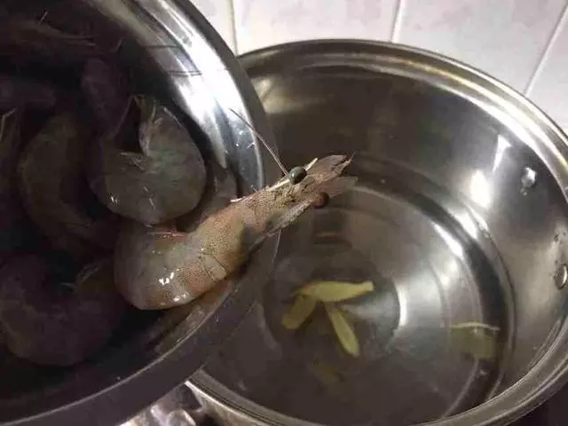 「水煮蝦」到底該用冷水還是熱水?「8成人都做錯」難怪蝦肉不Q彈!