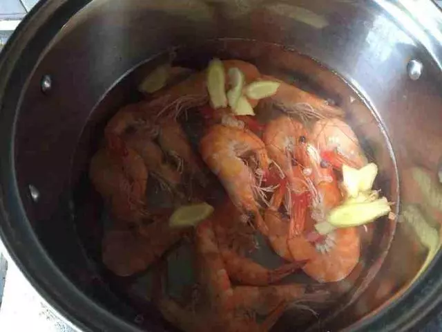 「水煮蝦」到底該用冷水還是熱水?「8成人都做錯」難怪蝦肉不Q彈!