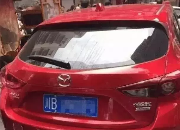 女司機逆行撞倒老人,不道歉還罵罵咧咧,被曝光90次開房記錄!