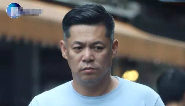 曾是一線主持,卻被曝欠債600萬!51歲汪建民為生計落魄賣柚子