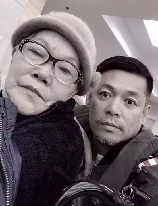 曾是一線主持,卻被曝欠債600萬!51歲汪建民為生計落魄賣柚子
