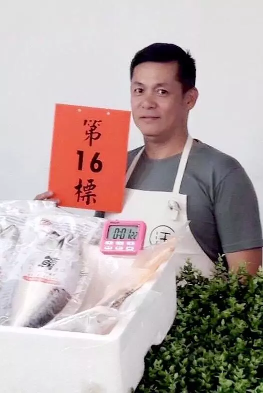 曾是一線主持,卻被曝欠債600萬!51歲汪建民為生計落魄賣柚子
