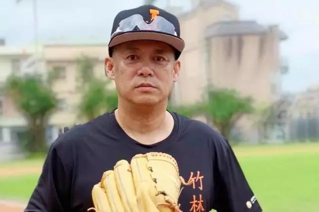 曾是一線主持,卻被曝欠債600萬!51歲汪建民為生計落魄賣柚子