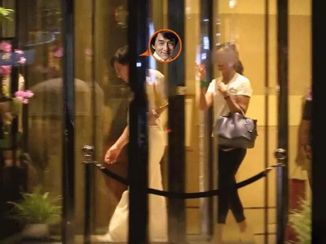 成龍深夜與性感美女碰頭,酒店親密貼臉問候,還親自當司機?