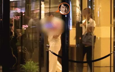 成龍深夜與性感美女碰頭,酒店親密貼臉問候,還親自當司機?
