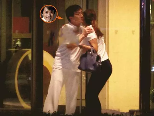 成龍深夜與性感美女碰頭,酒店親密貼臉問候,還親自當司機?