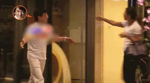 成龍深夜與性感美女碰頭,酒店親密貼臉問候,還親自當司機?