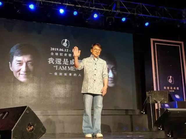 成龍深夜與性感美女碰頭,酒店親密貼臉問候,還親自當司機?