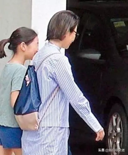 張家輝夫妻入住上億豪宅「高薪請7碩士當女兒家教」 一家人卻「穿破衣揹舊包」只花錢在對的地方