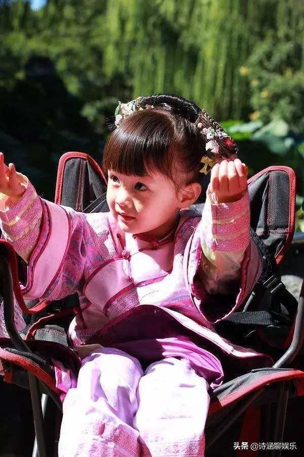她是趙薇「女兒」,美得清新脫俗,小姑娘的臉越長越精緻了,穿起漂亮的衣服像女神一樣