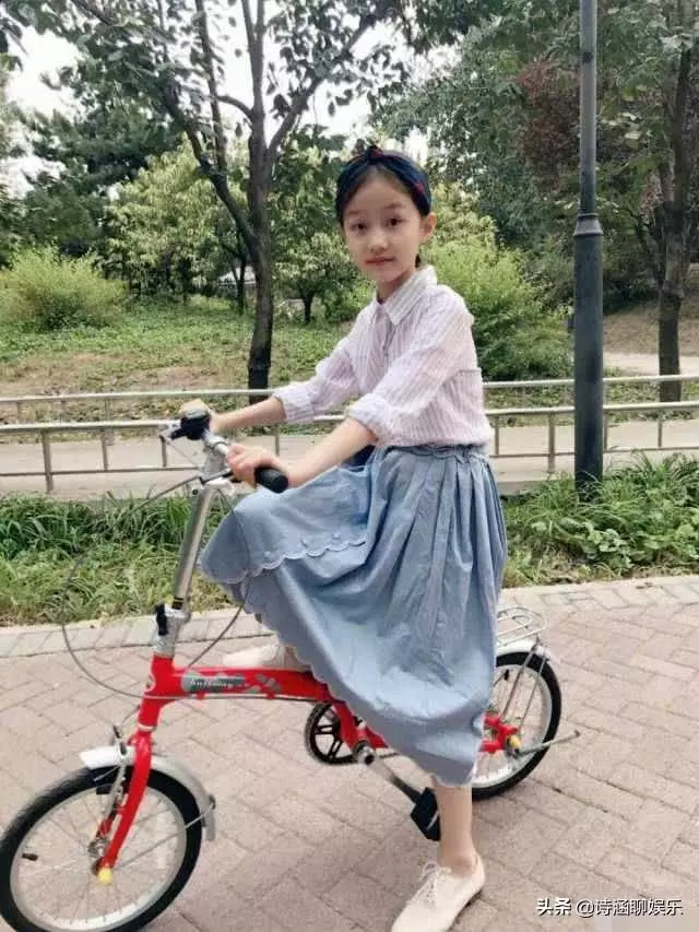 她是趙薇「女兒」,美得清新脫俗,小姑娘的臉越長越精緻了,穿起漂亮的衣服像女神一樣