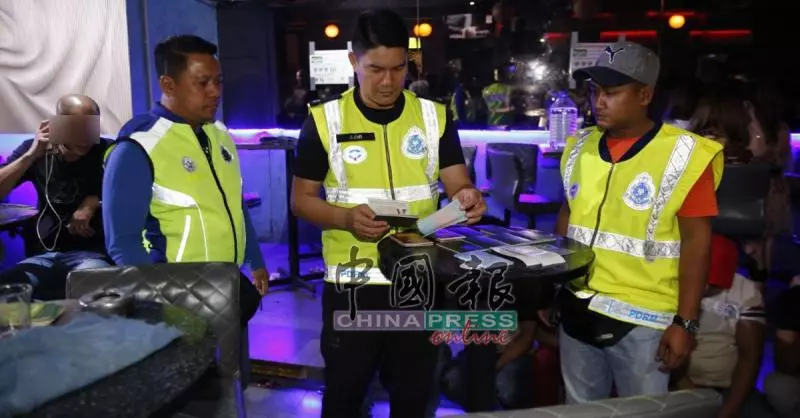 【出事了】國慶日前夕警方突擊酒吧大有發現!