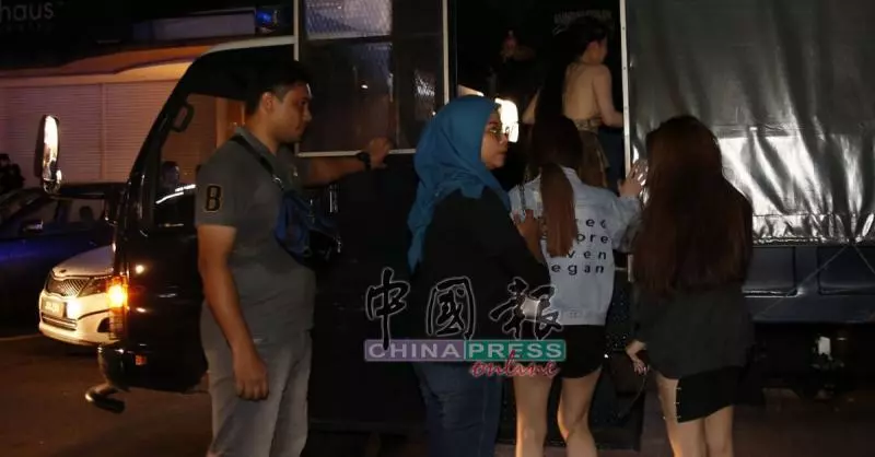 【出事了】國慶日前夕警方突擊酒吧大有發現!