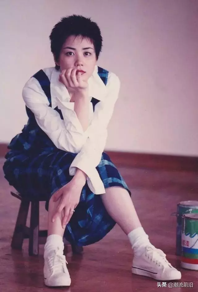 王菲穿衣服要「兩個人幫忙」?看到她的真實身材後,我閉嘴了