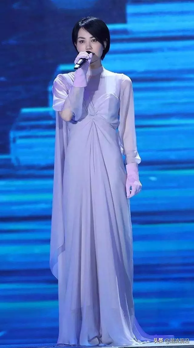 王菲穿衣服要「兩個人幫忙」?看到她的真實身材後,我閉嘴了