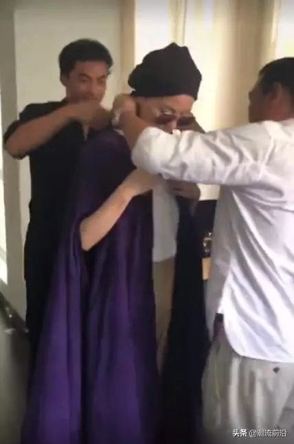 王菲穿衣服要「兩個人幫忙」?看到她的真實身材後,我閉嘴了