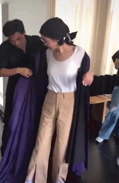 王菲穿衣服要「兩個人幫忙」?看到她的真實身材後,我閉嘴了