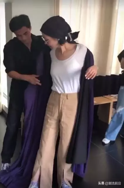 王菲穿衣服要「兩個人幫忙」?看到她的真實身材後,我閉嘴了