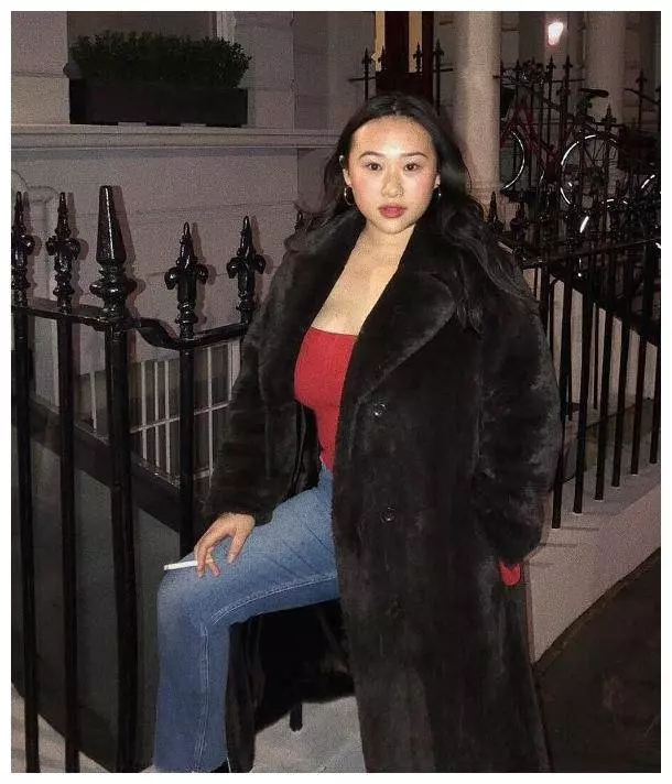 林憶蓮21歲女兒近照曝光,肚兜造型歐美味足,身材和母親是極端!