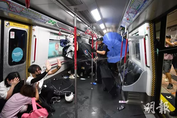 ◤反送中◢ 示威者更衣扮乘客, 港警太子站拘捕40人
