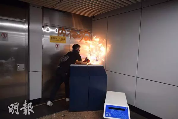 ◤反送中◢ 示威者更衣扮乘客, 港警太子站拘捕40人