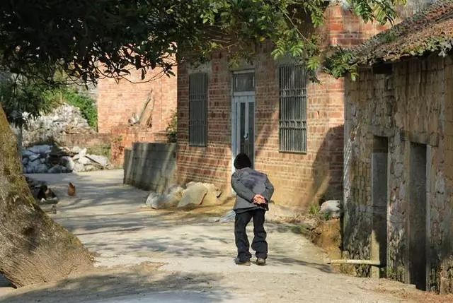 奶奶從小把我拉扯大,婚後回鄉探望,才住兩天她就趕我出家門!