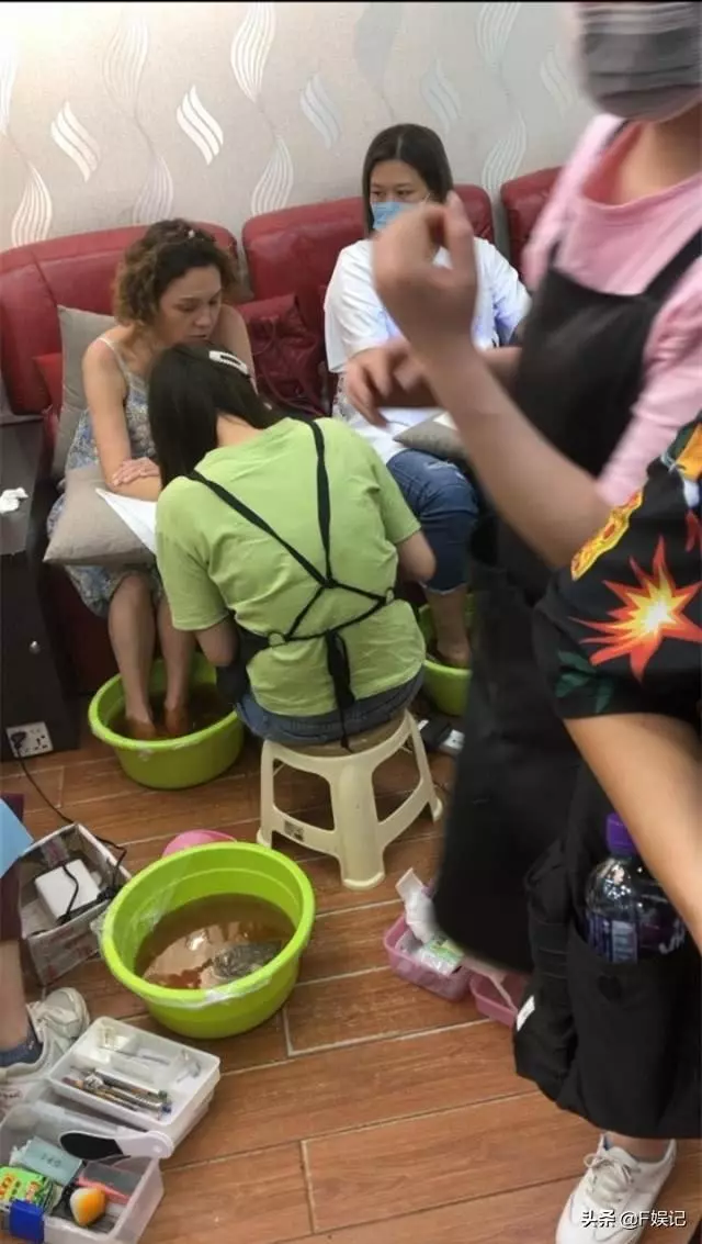 張柏芝媽媽自力更生開網約車為生,現在已經很節儉,有網友拍到她就算去修甲也去到深圳羅湖!