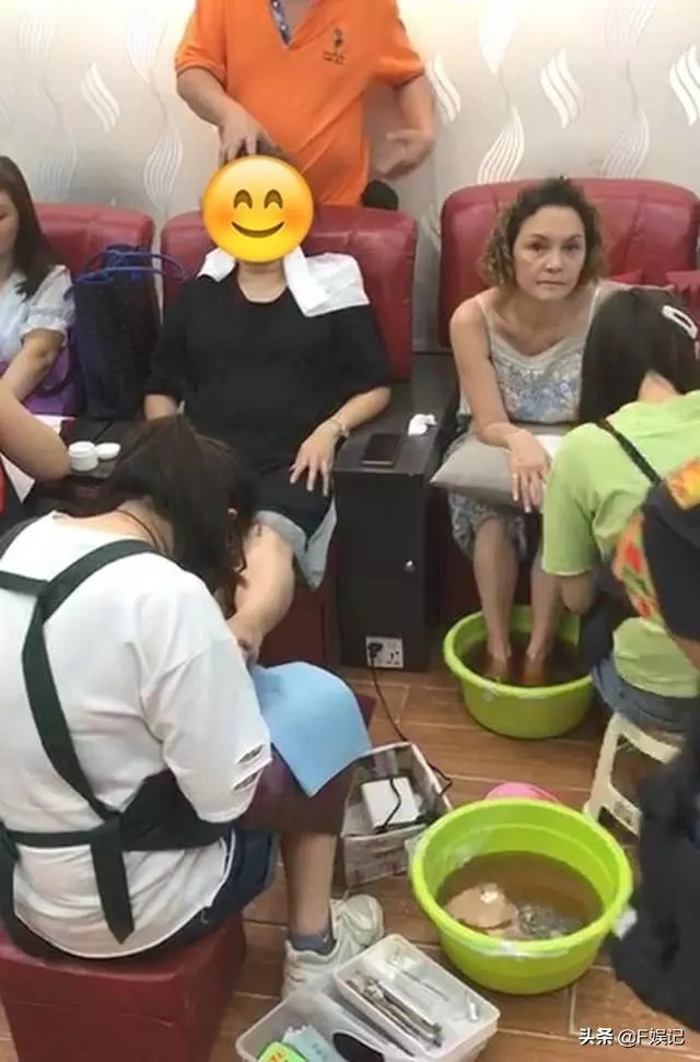 張柏芝媽媽自力更生開網約車為生,現在已經很節儉,有網友拍到她就算去修甲也去到深圳羅湖!