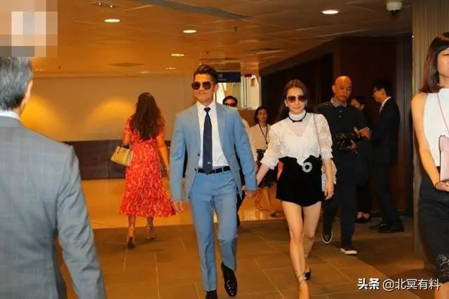 郭富城夫婦手牽手亮相,方媛穿短褲大秀美腿,但氣質卻還是有點像網紅!
