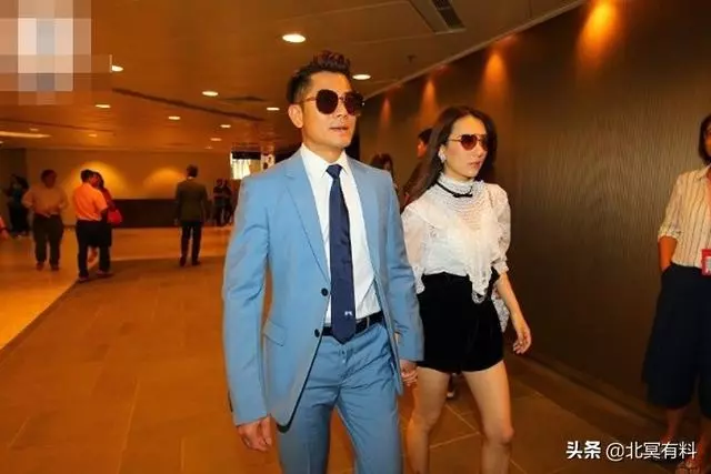 郭富城夫婦手牽手亮相,方媛穿短褲大秀美腿,但氣質卻還是有點像網紅!