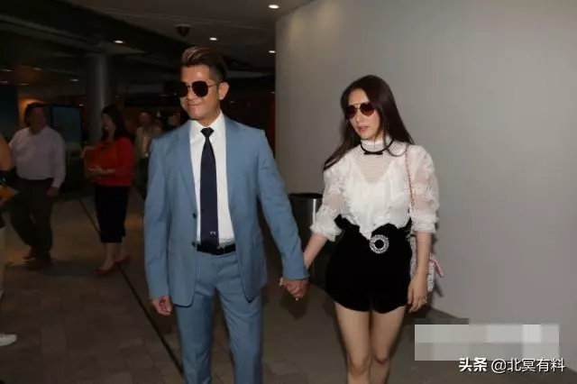 郭富城夫婦手牽手亮相,方媛穿短褲大秀美腿,但氣質卻還是有點像網紅!