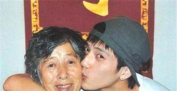 出生28天就被媽媽丟下! 靠「祖母擺攤」相依為命,今成名送她上億豪宅享福~~