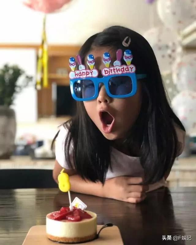 林熙蕾為大女兒慶祝8歲生日,一家四口搞怪表情合影很溫馨~~