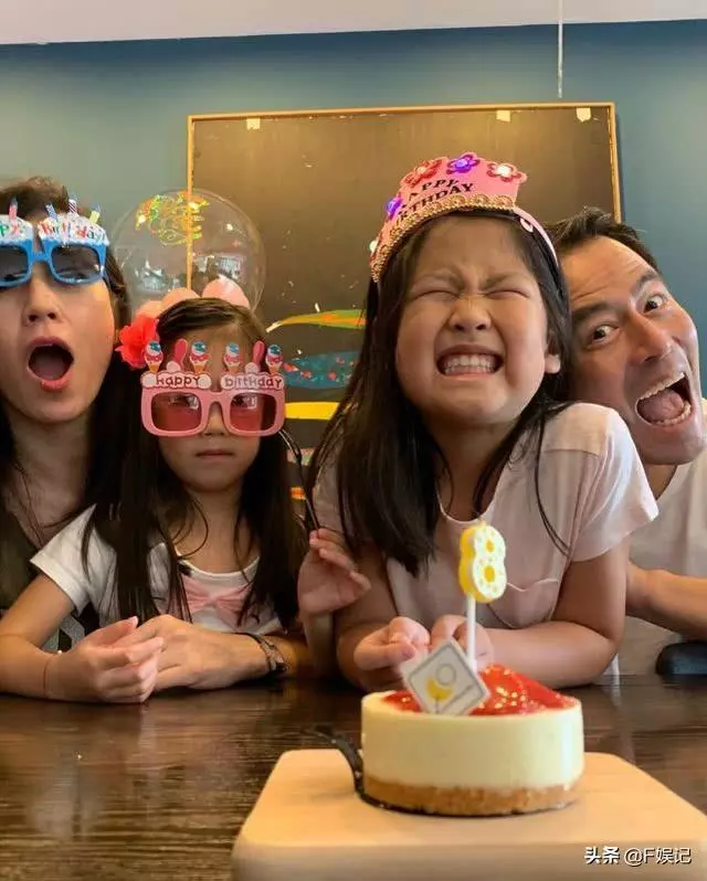 林熙蕾為大女兒慶祝8歲生日,一家四口搞怪表情合影很溫馨~~
