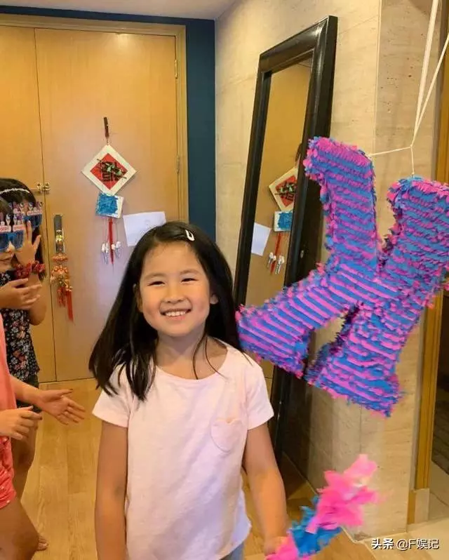 林熙蕾為大女兒慶祝8歲生日,一家四口搞怪表情合影很溫馨~~