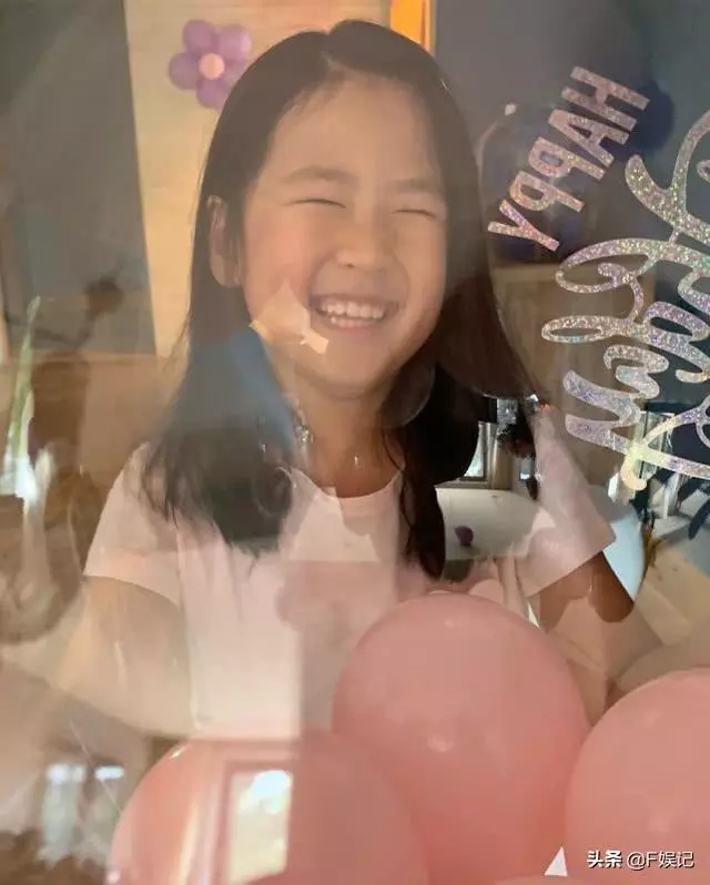 林熙蕾為大女兒慶祝8歲生日,一家四口搞怪表情合影很溫馨~~