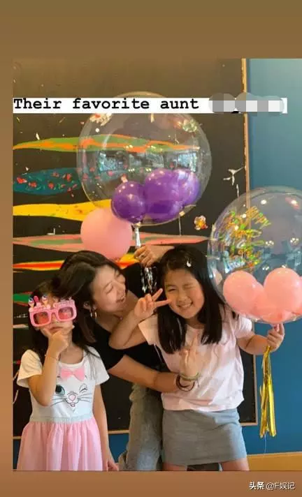 林熙蕾為大女兒慶祝8歲生日,一家四口搞怪表情合影很溫馨~~