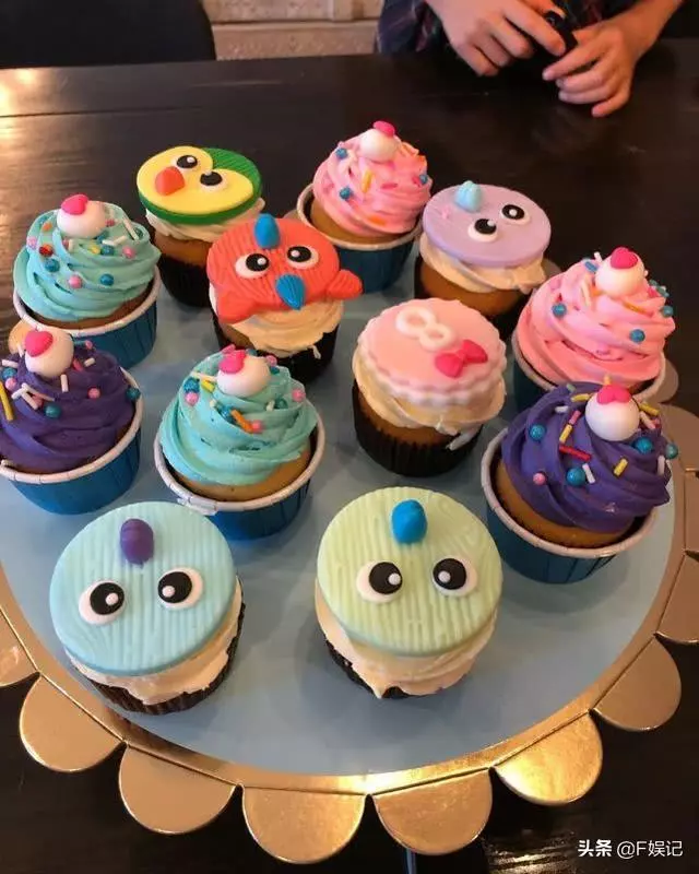 林熙蕾為大女兒慶祝8歲生日,一家四口搞怪表情合影很溫馨~~