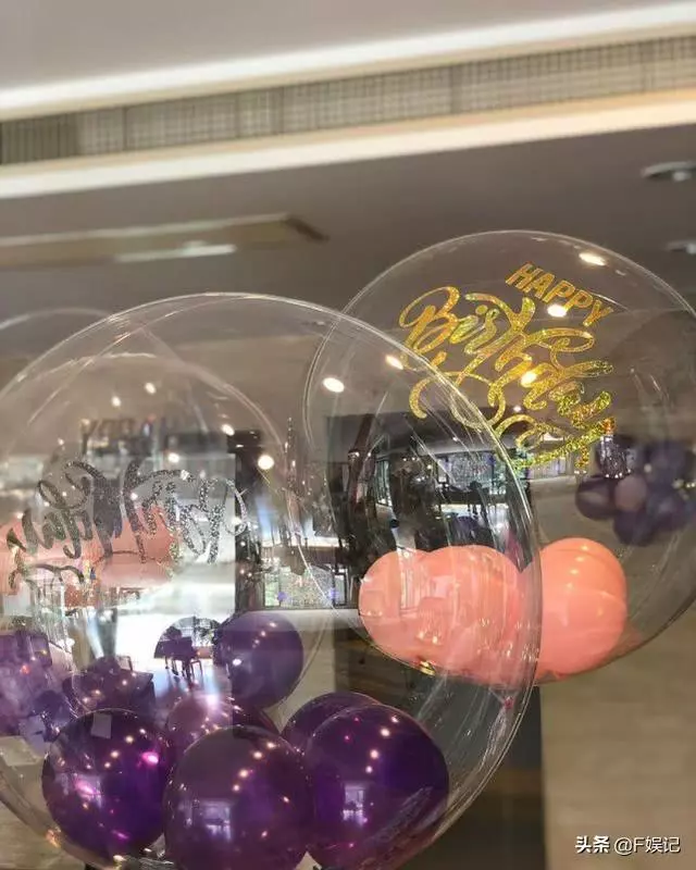 林熙蕾為大女兒慶祝8歲生日,一家四口搞怪表情合影很溫馨~~
