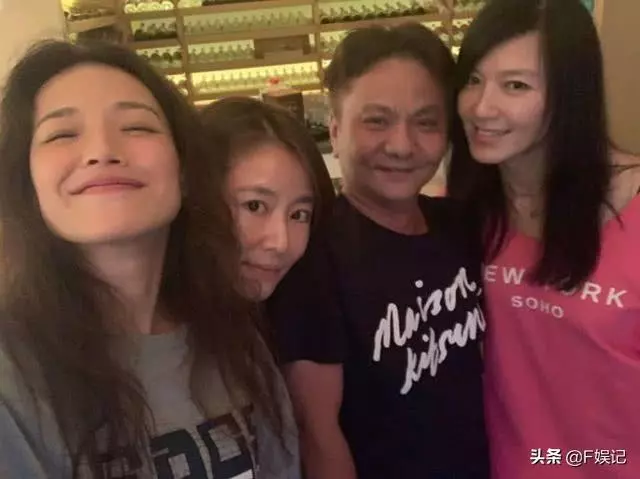林熙蕾為大女兒慶祝8歲生日,一家四口搞怪表情合影很溫馨~~