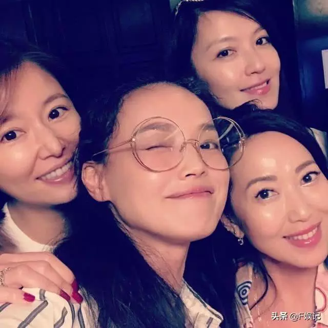林熙蕾為大女兒慶祝8歲生日,一家四口搞怪表情合影很溫馨~~