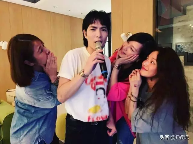 林熙蕾為大女兒慶祝8歲生日,一家四口搞怪表情合影很溫馨~~