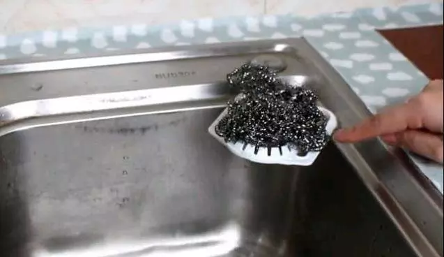 洗碗池裡一定要放個油桶提手,作用太棒了,全家人都搶著用 !