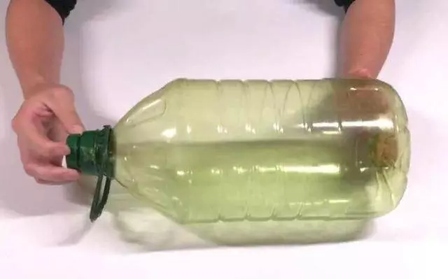 洗碗池裡一定要放個油桶提手,作用太棒了,全家人都搶著用 !