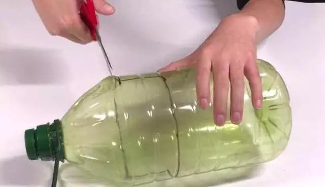 洗碗池裡一定要放個油桶提手,作用太棒了,全家人都搶著用 !