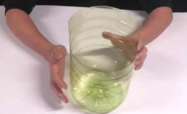 洗碗池裡一定要放個油桶提手,作用太棒了,全家人都搶著用 !