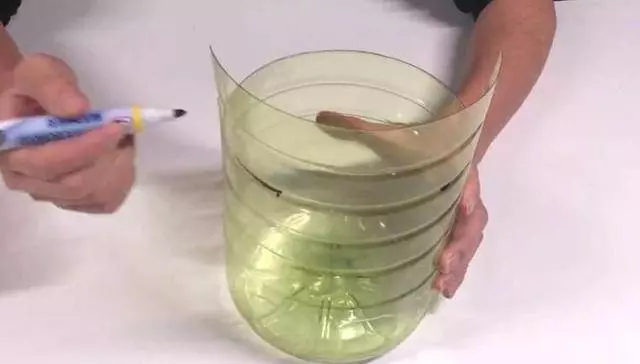 洗碗池裡一定要放個油桶提手,作用太棒了,全家人都搶著用 !