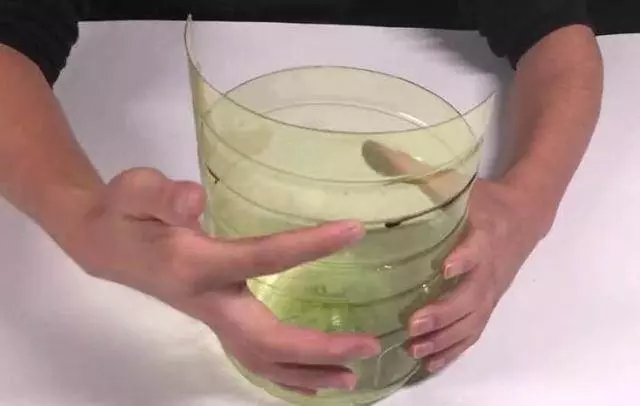 洗碗池裡一定要放個油桶提手,作用太棒了,全家人都搶著用 !