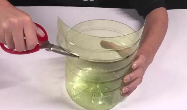 洗碗池裡一定要放個油桶提手,作用太棒了,全家人都搶著用 !